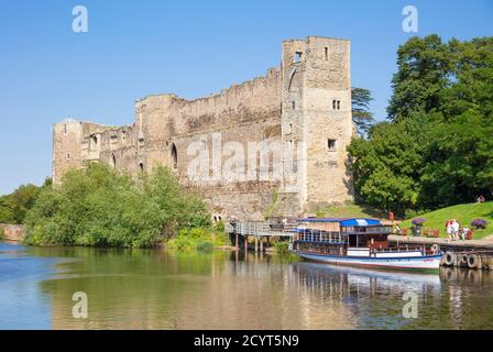 Newark UK Newark Castle und der Edwardianische Flusskreuzfahrtschiff M.V. Sonning on the River Trent Newark on trent Nottinghamshire England GB Europa Stockfoto