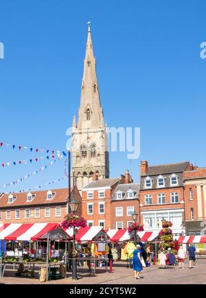 Newark Markt und Kirche St. Mary Magadalene hinter dem Newark Royal Markt im Marktplatz Newark-on-Trent Nottinghamshire UK GB Europa Stockfoto