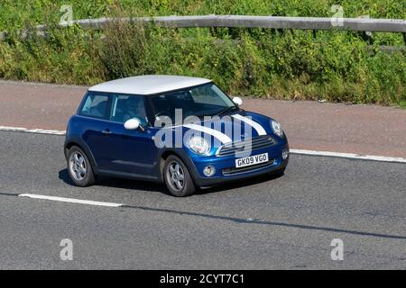 2009 Blue Mini Cooper; Fahrzeugverkehr, bewegliche Fahrzeuge, Autos, Fahrzeug fahren auf britischen Straßen, Motoren, Fahren auf der Autobahn M6 Autobahn britischen Straßennetz. Stockfoto