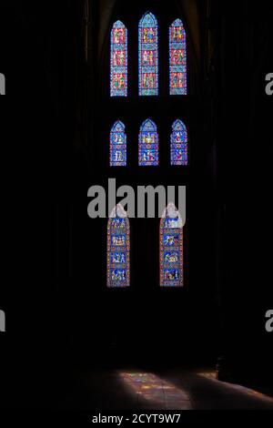 Buntglasfenster am südöstlichen Querschiff der normannischen Kathedrale in Lincoln, England. Stockfoto