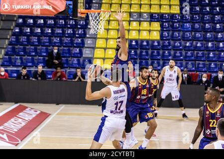 Johannes Voigtmann vom CSKA Moskau und Nikola Mirotic vom FC Barcelona während des EuroLeague Basketball-Spiels der Turkish Airlines zwischen dem FC Barcelona und Stockfoto