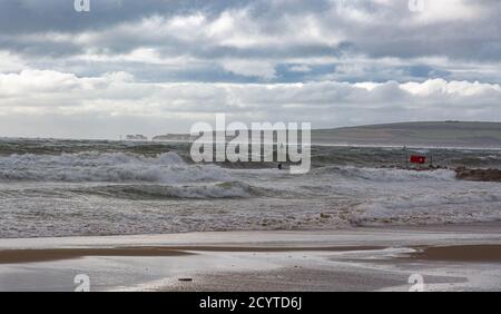 Sturm Alex schlägt die Südküste von England. Bringen Sie hohe Wellen und hohe See bei Flut. Credit Suzanne McGowan Alamy News. Stockfoto