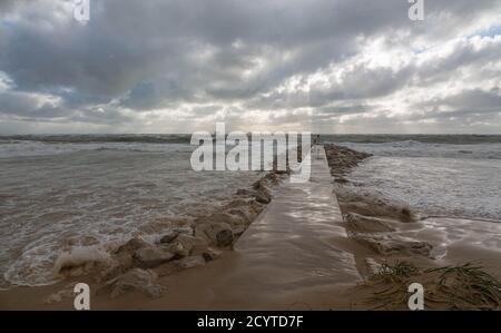 Sturm Alex schlägt die Südküste von England. Bringen Sie hohe Wellen und hohe See bei Flut. Credit Suzanne McGowan Alamy News. Stockfoto