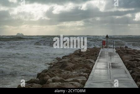 Sturm Alex schlägt die Südküste von England. Bringen Sie hohe Wellen und hohe See bei Flut. Credit Suzanne McGowan Alamy News. Stockfoto