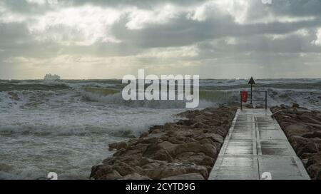 Sturm Alex schlägt die Südküste von England. Bringen Sie hohe Wellen und hohe See bei Flut. Credit Suzanne McGowan Alamy News. Stockfoto