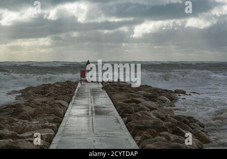 Sturm Alex schlägt die Südküste von England. Bringen Sie hohe Wellen und hohe See bei Flut. Credit Suzanne McGowan Alamy News. Stockfoto