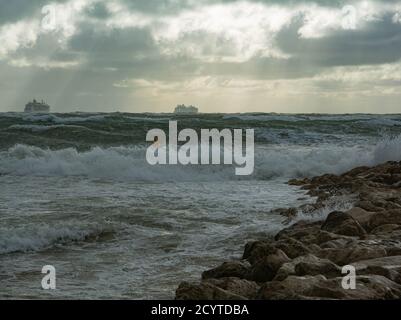 Sturm Alex schlägt die Südküste von England. Bringen Sie hohe Wellen und hohe See bei Flut. Credit Suzanne McGowan Alamy News. Stockfoto