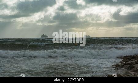 Sturm Alex schlägt die Südküste von England. Bringen Sie hohe Wellen und hohe See bei Flut. Credit Suzanne McGowan Alamy News. Stockfoto