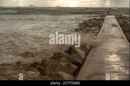 Sturm Alex schlägt die Südküste von England. Bringen Sie hohe Wellen und hohe See bei Flut. Credit Suzanne McGowan Alamy News. Stockfoto