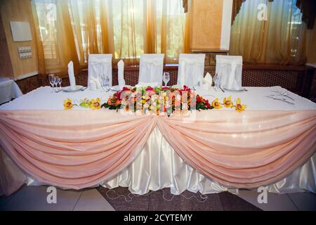 Herbstlicher Blumenstrauß schmückt die festliche Tafel im Restaurant. Stockfoto