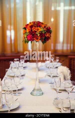 Herbstlicher Blumenstrauß schmückt die festliche Tafel im Restaurant. Stockfoto