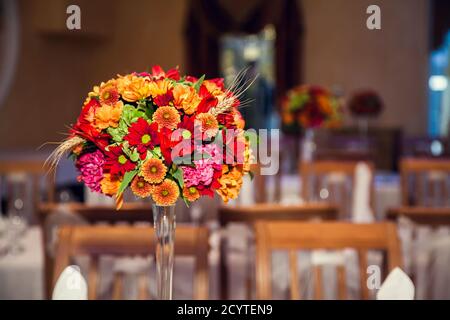 Herbstlicher Blumenstrauß schmückt die festliche Tafel im Restaurant. Stockfoto