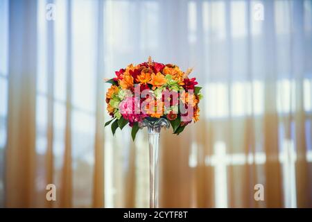 Herbstlicher Blumenstrauß schmückt die festliche Tafel im Restaurant. Stockfoto