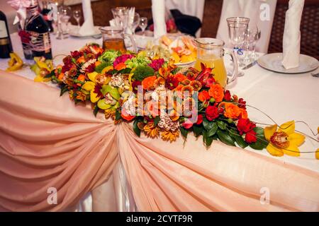 Herbstlicher Blumenstrauß schmückt die festliche Tafel im Restaurant. Stockfoto