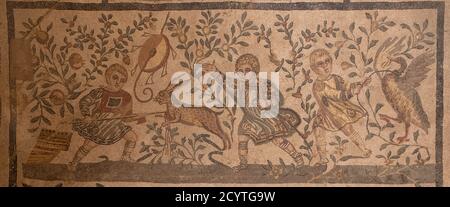 Detail des Mosaikbodens im Raum der Kleinen Jäger, Villa Romana Casale auf der Piazza Armerina, Sizilien. Stockfoto