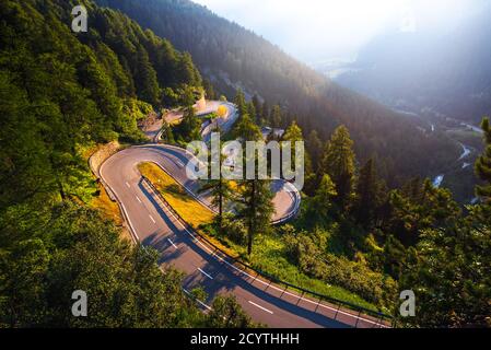 Maloja Pass Road in der Schweiz bei Sonnenuntergang Stockfoto