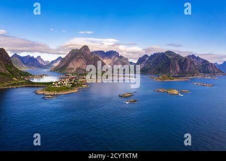 Reine Fischerdorf umgeben von hohen Bergen auf Lofoten Inseln Stockfoto