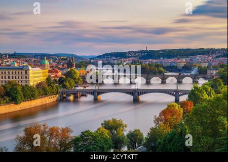 Moldau mit historischen Brücken in Prag Stockfoto