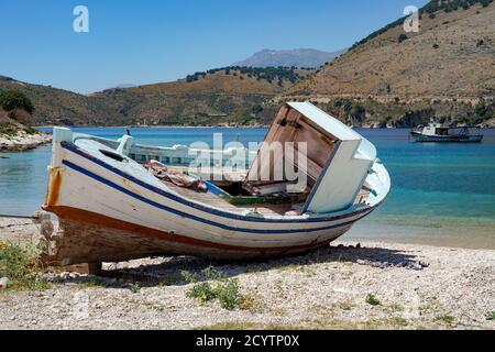 30. Juni 2020, Albanien, Himarë: Ein Fischerboot liegt am Strand in der Nähe von Palermo südlich von Himara in Südalbanien. Foto: Peter Endig/dpa-Zentralbild/ZB Stockfoto