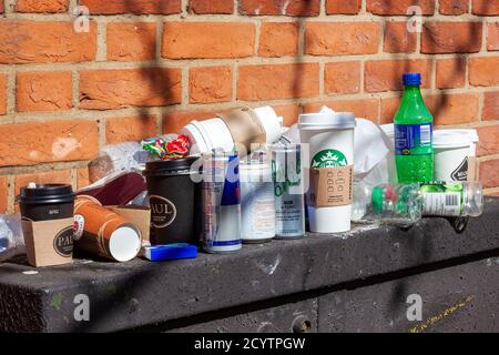 London, UK, 1. April 2012 : Müllabfuhr von Plastikflaschen und -Bechern zusammen mit Papierverpackungen mit Tüten und Blechdosen, die als sorgloser Garbag hinterlassen wurden Stockfoto