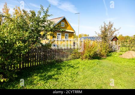 Traditionelles ländliches Holzhaus im russischen Dorf im Sommer sonnigen Tag. Region Nowgorod, Russland Stockfoto