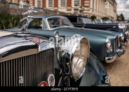 Linie von Alvis Oldtimern, Concours of Elegance 2020, Hampton Court Palace, London, Großbritannien Stockfoto