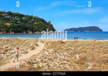 Pauanui Beach auf der Coromandel Peninsula, Neuseeland, im Sommer. Im Hintergrund ist die Shoe Island und ein Teil des Mount Paku Stockfoto