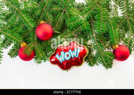 Flaches Lay von weihnachtsschmuck und Tannenästen. Stockfoto