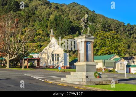 Te Aroha, Neuseeland. Eine Kriegsdenkmal-Statue (1923) und St, Mark's Memorial Church (1926), beide NZ Soldaten gewidmet, die im 1. Weltkrieg starben Stockfoto