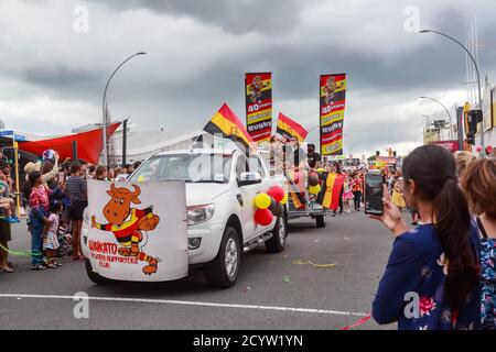 Neuseeländische Rugby-Anhänger, die die Farben der Waikato Rugby Union in einer Parade durchziehen. Hamilton, Neuseeland, 8. Dezember 2019 Stockfoto