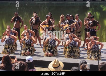 Neuseeländische Maori Männer und Frauen einer kapa haka (traditioneller Tanz) Gruppe, die auf der Bühne auftreten. Hamilton, Neuseeland, März 23 2019 Stockfoto