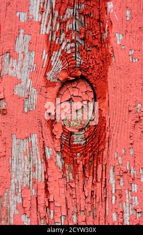 Verwitterte roter Farbe und zerbrochene Fenster sind eine gemeinsame Website auf Scheunen in Vermont. Stockfoto