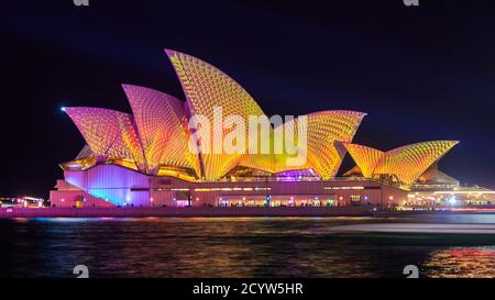 Sydney, Australien. Das berühmte Sydney Opera House bei Nacht, beleuchtet mit lebendigen Mustern für das jährliche Vivid Sydney Festival. Mai 28 2019 Stockfoto