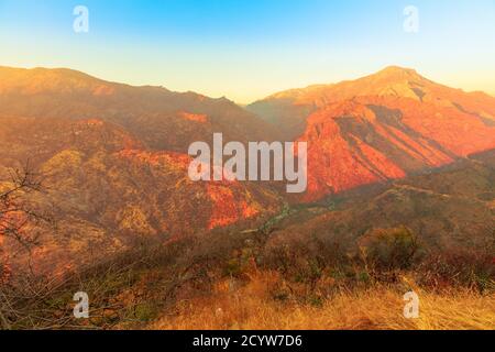 Luftaufnahme des Kings River Canyon bei Sonnenuntergang auf der Sierra Nevada und Sequoia National Forest. Kings Canyon National Park, California, Usa Stockfoto