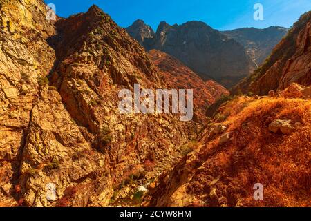 Sonnenuntergang auf dem Kings River Canyon landschaftlich schöne Aussicht auf die Nebenstraße. Highway 180 im Kings Canyon National Park, Kalifornien, USA, außerdem Stockfoto