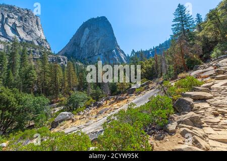 Panorama von Half Dome, Mt Broderick und Liberty Cap Peaks auf Mist Trail im Yosemite National Park. Pauschalreisen California im Sommer nach Vereinigte Staaten von Amerika Stockfoto