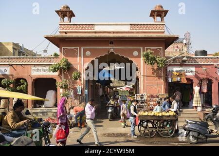 Stadtleben durch die Straßen von Jaipur während der Covid-19 Ausbruch. Stockfoto