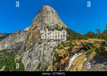 Panorama von Liberty Cap und Nevada Fall Wasserfall auf Merced River von John Muir Trail im Yosemite National Park. Pauschalreisen Kalifornien im Sommer Stockfoto