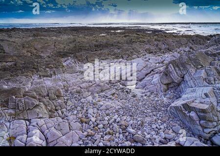 Gower Peninsular Rhosselli Bay Causeway zur Worm Rock Formation Bei Ebbe Stockfoto