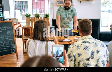 Junge Köchin, die eine Kochwerkstatt gibt Stockfoto