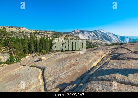 Panorama von Olmsted Point, an der Tioga Pass Road im Yosemite National Park, California, USA. Wolken Rest ist auf der linken Seite, Half Dome ist auf der Stockfoto