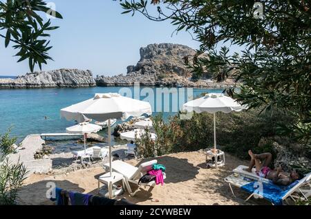 Strandbetten auf St. Pauls Bay Lindos Rhodes Griechenland Stockfoto