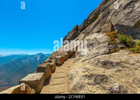 Treppenstufen auf dem Moro Rock Trail im Sommer in Kalifornien, USA im Sequoia National Park. Stockfoto