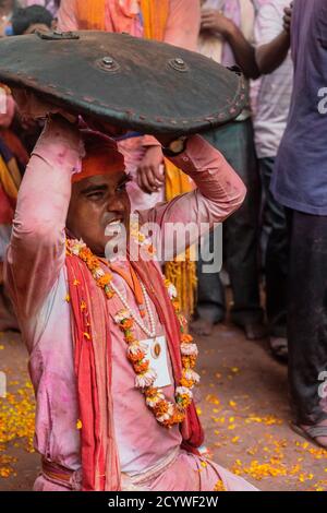 Barsana, Indien - 24. Februar 2018 - Lathmar Holi Festival - Frauen schlagen Männer mit Bambusstäben, bis man aufgibt Stockfoto