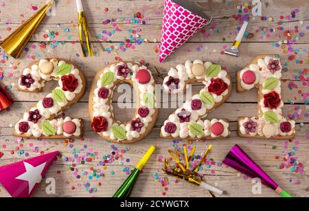 2021 Kuchen auf Holzhintergrund. Konzept für das neue Jahr. Stockfoto