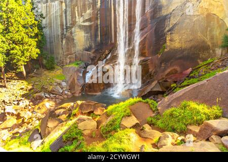 Wandern im Yosemite National Park am Vernal Fall Wasserfall am Merced River vom Mist Trail. Pauschalreisen California, USA im Sommer. Stockfoto