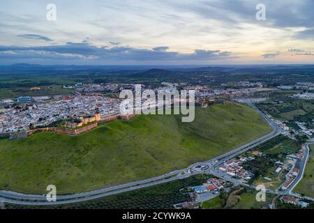 Elvas Stadtbild Drohne Luftpanorama mit schöner grüner Landschaft von Alentejo, in Portugal Stockfoto