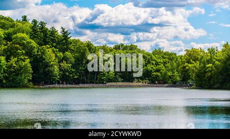 Mont Saint-Bruno Park, Kanada - August 30 2020: Blick auf den See im Mont Saint-Bruno Park Stockfoto