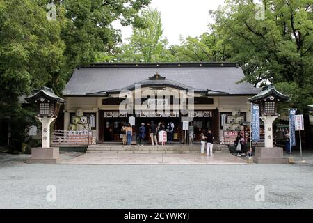 Besucher des Kato Jinja Schreins um die Burg Kumamoto. Aufgenommen im August 2019. Stockfoto