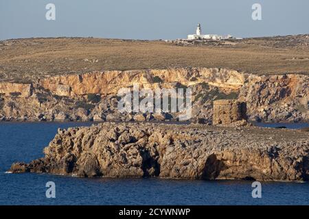 Torre de Sa Nitja o de Sa Punta, año 1800, y Faro de Cavalleria. Es Mercadal. Menorca, Spanien. Stockfoto